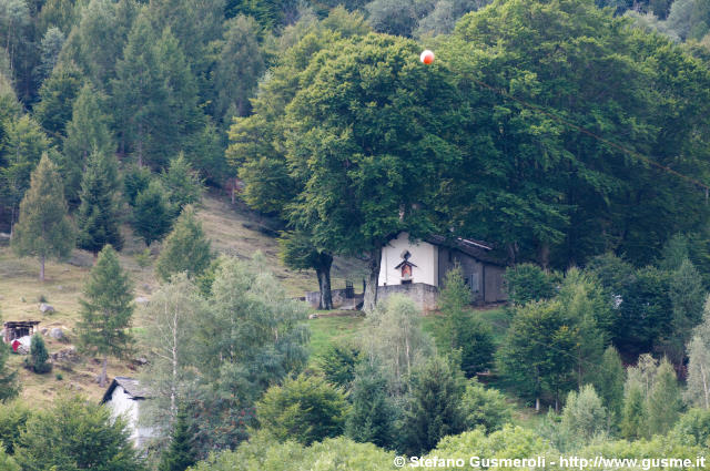  Chiesa di Bedolina tra le piante - click to next image