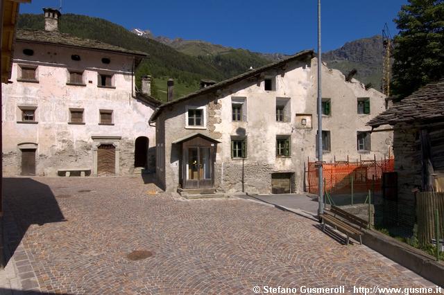  Isola - Palazzo in ristrutturazione - click to next image
