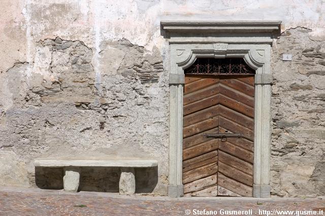  Locanda Cardinello - Portale con panca - click to next image