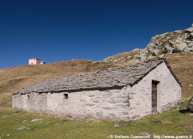  Stalla presso il lago d'Emet - click to next image
