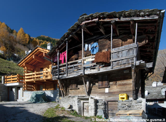  Edifici in piazza - click to next image