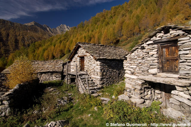  Rustici presso l'Alpe Buglio - click to next image