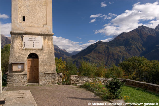  Sagrato della chiesa dell'Addolorata - click to next image