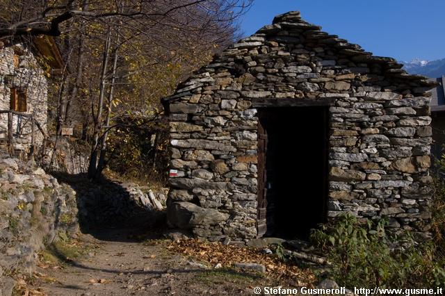  Baita all'ingresso di Crana - click to next image