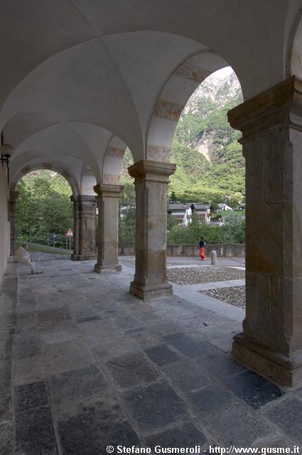  Portico dell'Ospitale - click to next image
