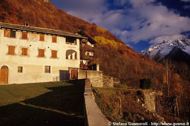  Canonica e boschi autunnali - click to next image