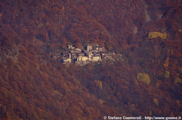  Savogno tra i boschi autunnali - click to next image