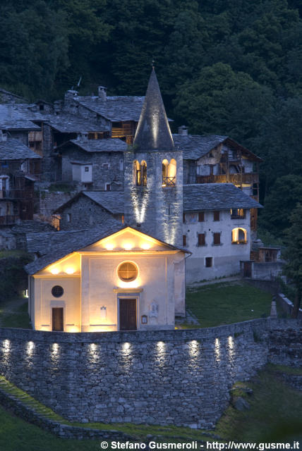  Chiesa in notturna - click to next image