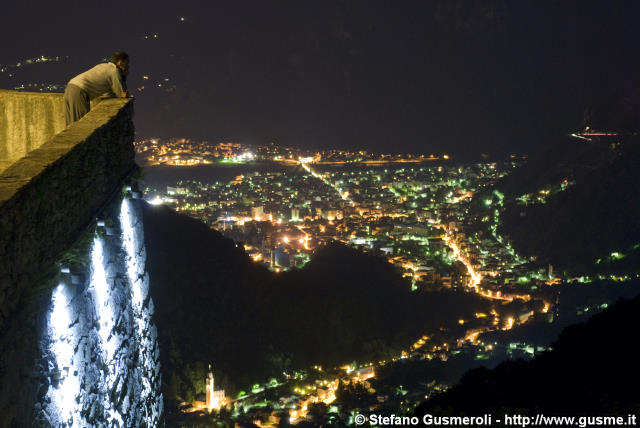  Panorama notturno su Chiavenna - click to next image