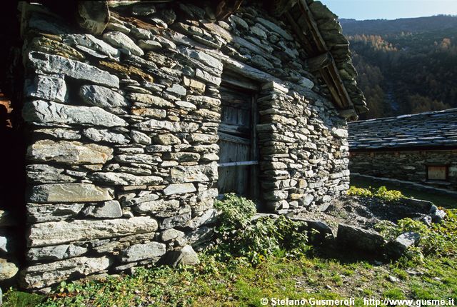  Baita con legna - click to next image