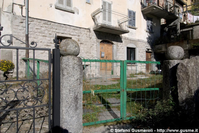  Nel borgo - click to next image