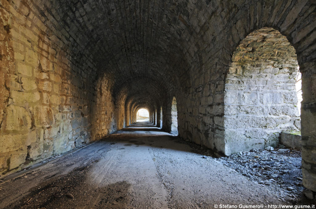  Interno galleria - click to next image