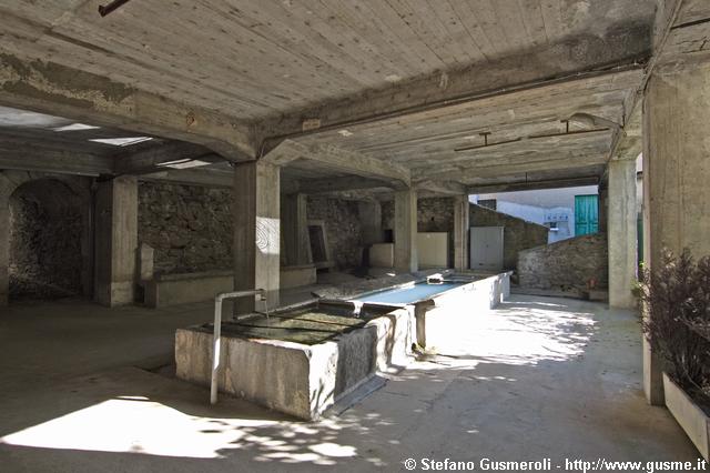  Lavatoio nel sottopasso - click to next image
