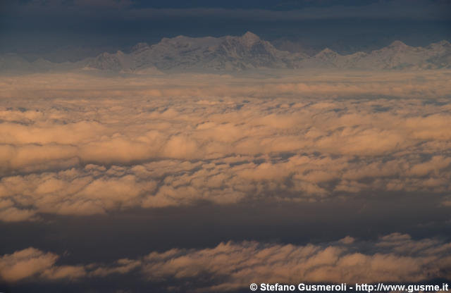  Il monte Leone spunta tra le nuvole - click to next image